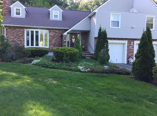 8 Tokanel Dr, Londonderry, NH 03053