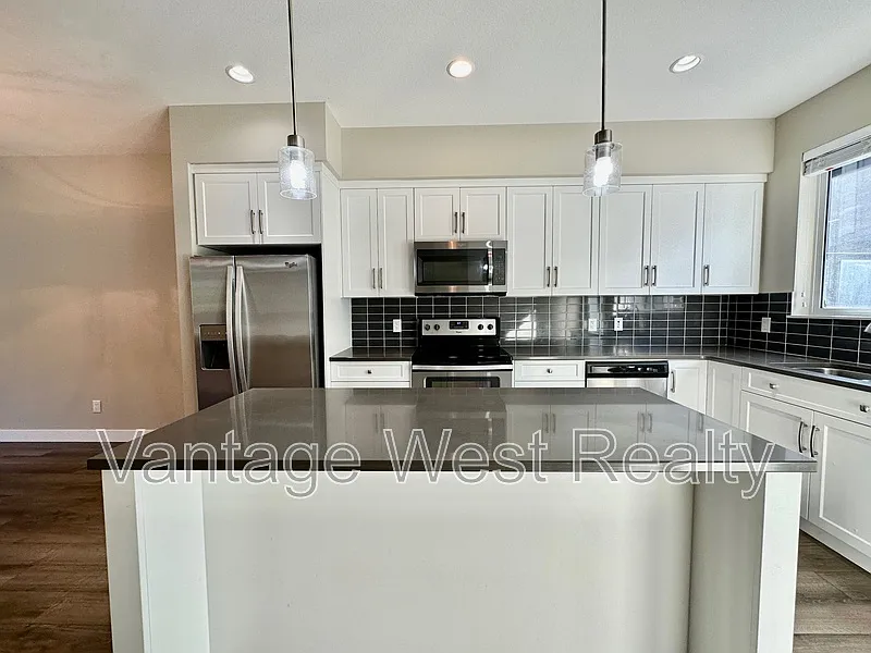 3 bed, 2.5 bath, 1448 sqft, $2,875 — Photo 2