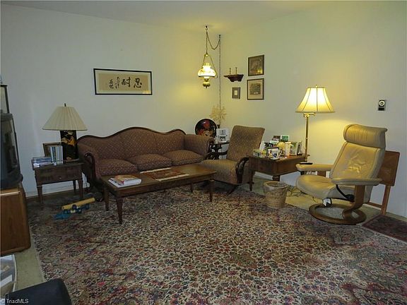 5th image of 190 Holly Hill Dr