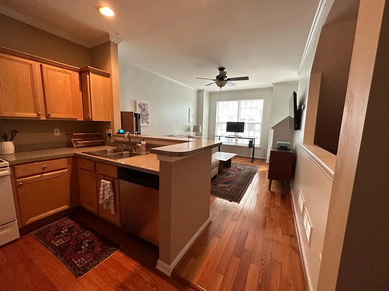 1 bed, 1.5 bath, 1000 sqft, $2,100 — Photo 4