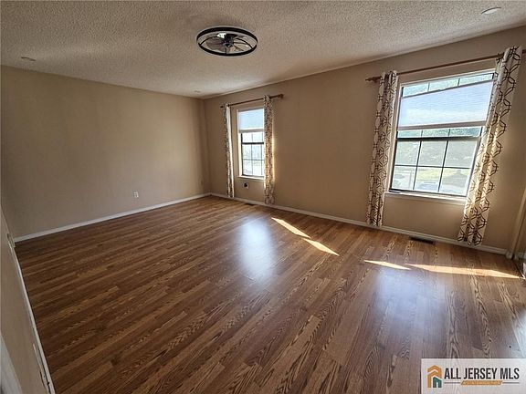 5th image of 508 Brokaw Ct