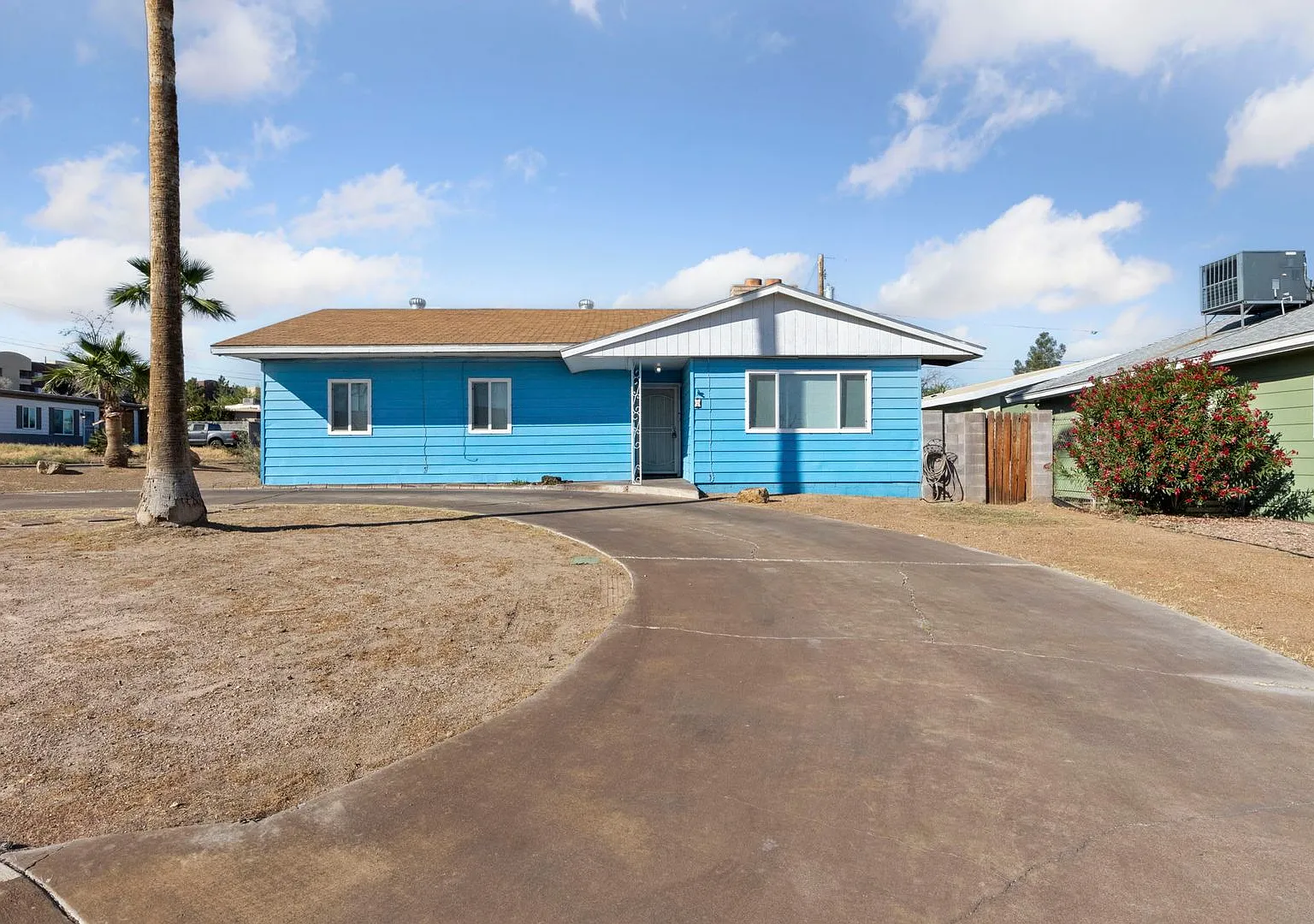 Vintage Henderson Gem Near Water Street District — Photo 1