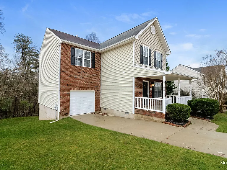 310 Creekview Dr — Photo 2