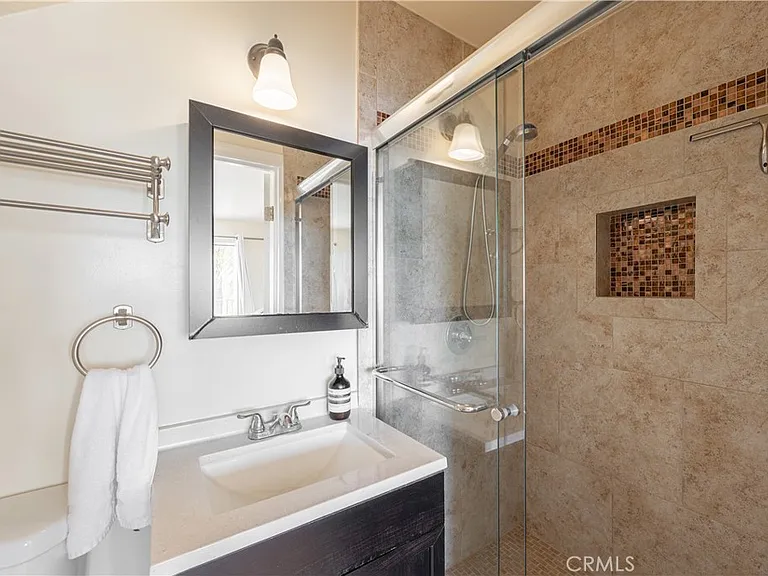 1350 E Tujunga Ave — Photo 16