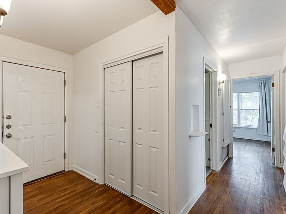 5th image of 354 Brettonwood Dr #1