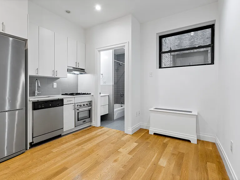 351 E 58th St #1F — Photo 3