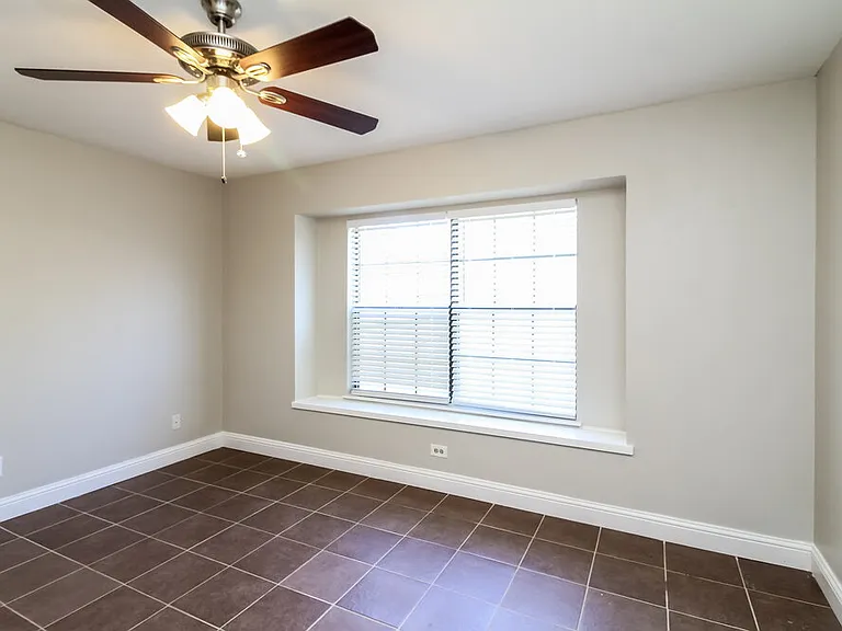 131 London Ln — Photo 10