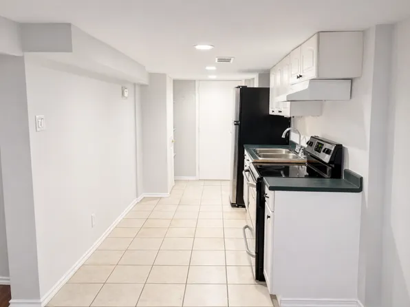 317 Queen St S #3, Hamilton, ON L8P 3T6