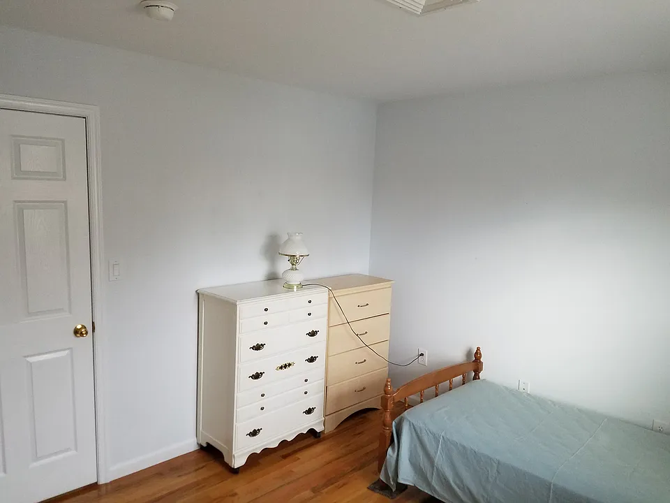 137 Knapp Ave #1