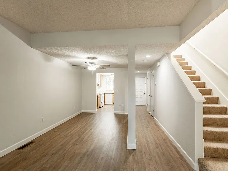 Cambridge Court Townhomes — Photo 37