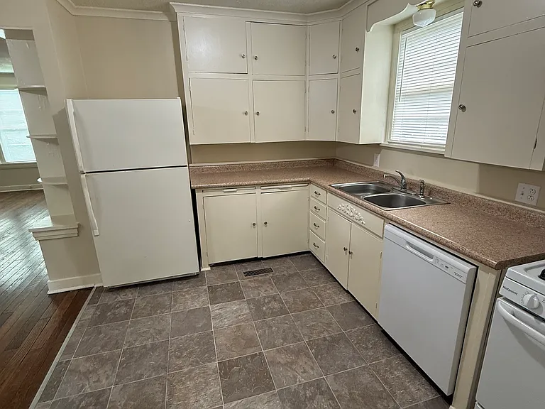 5823 Cantrell Rd — Photo 7