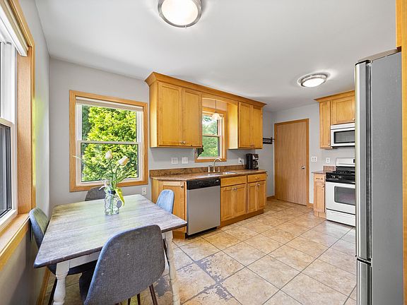 4th image of 891 Edgewater Ave