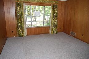 5th image of 32 Brownwood Dr