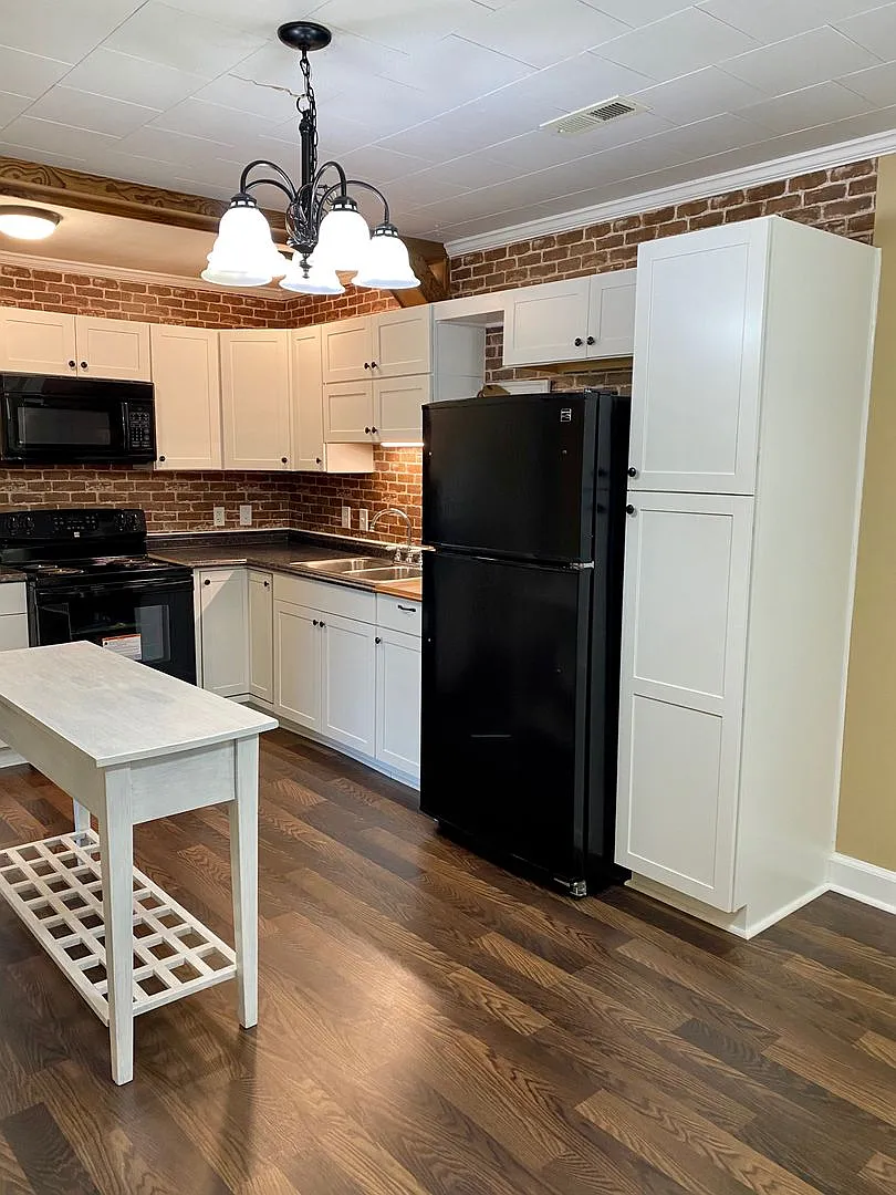 Amazing property! Dreamy wraparound porch! Immaculate & Completely Updated! 3 Bedrooms/2 Baths! — Photo 2