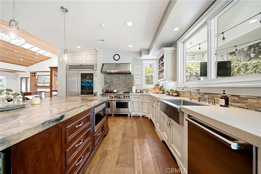 4 bed, 5.0 bath, 4310 sqft, $18,500 — Photo 4