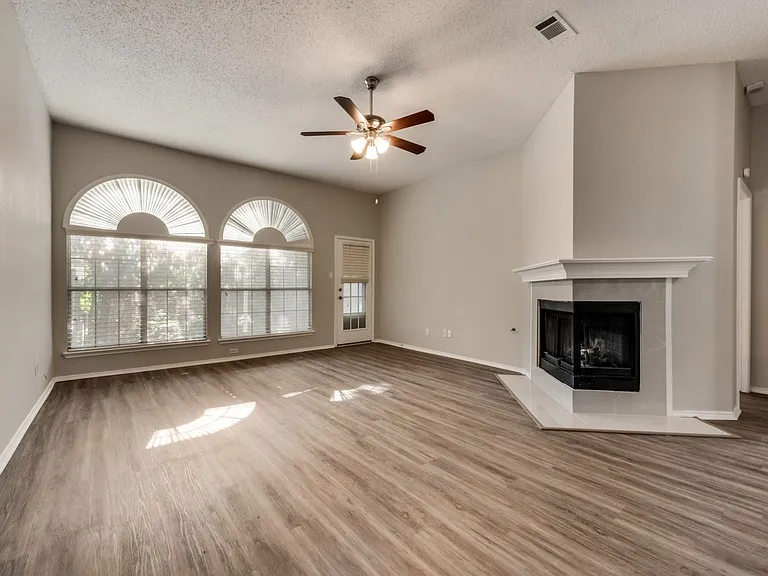 806 Ashley Ln — Photo 4