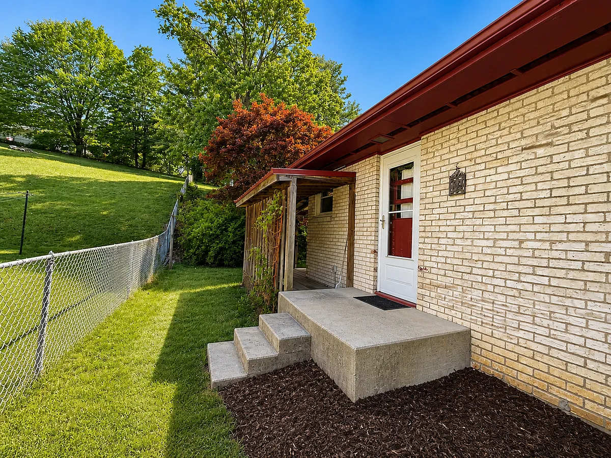 Building Photo - 224 Roundhill Dr