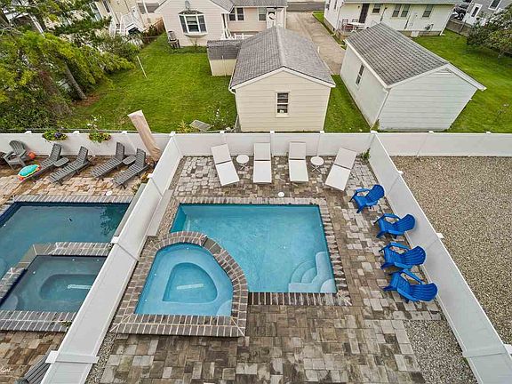 4th image of 237 29th St E