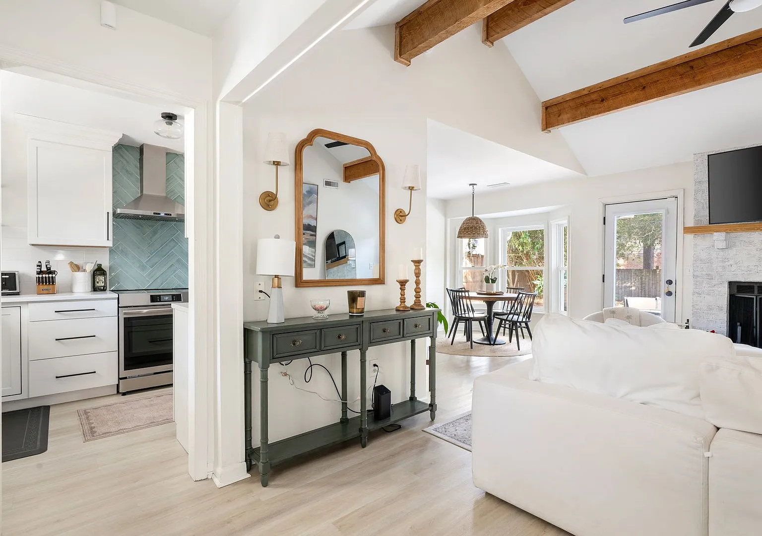 The Lemon House: A Designer Coastal Retreat on James Island — Photo 3