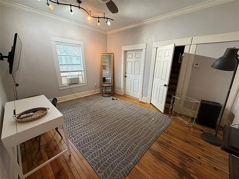 824 E University Ave #B — Photo 4