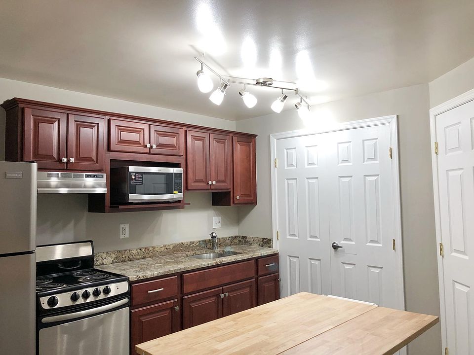 Private kitchen (stove/oven, microwave, fridge)