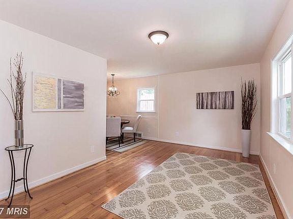 4th image of 3209 Elmwood Dr
