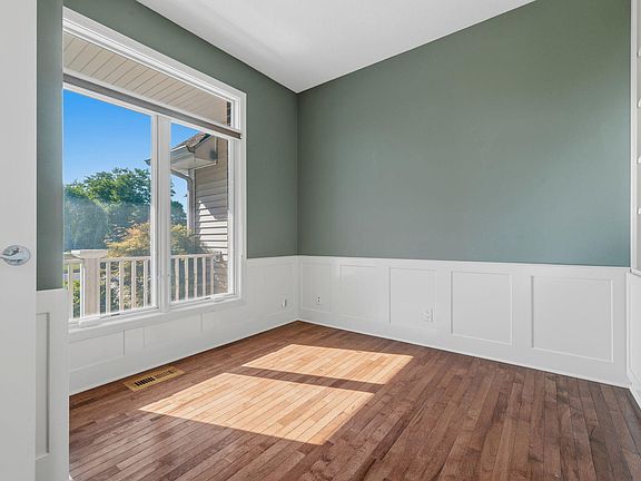4th image of 4002 Edgewater Dr