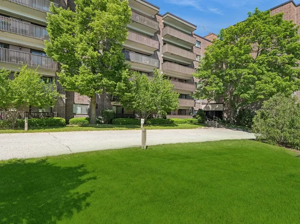 920 Vose Dr APT 610, Gurnee, IL 60031