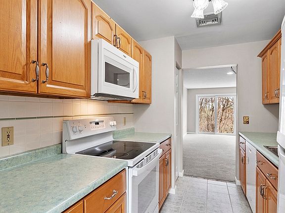 4th image of 93 Oakwood Ln #93