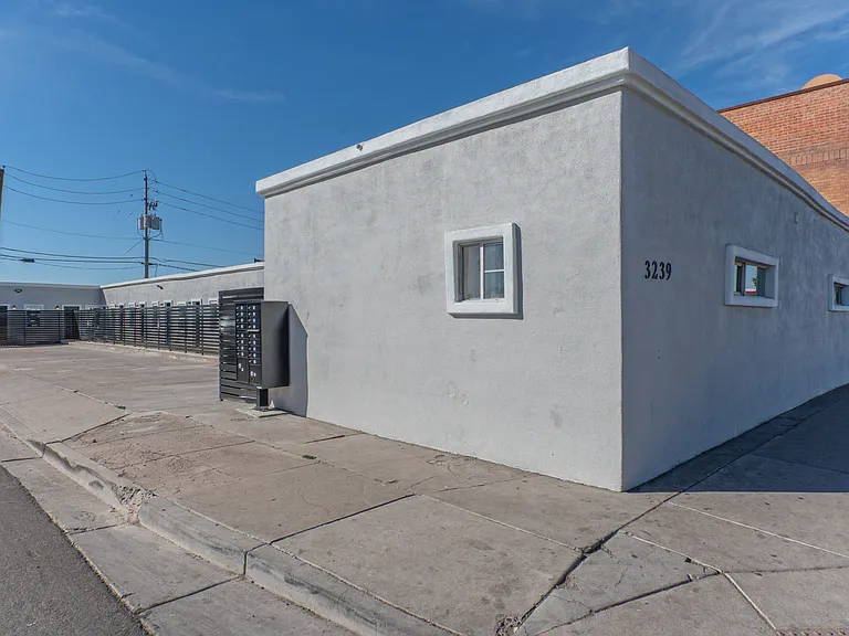 Studios on Van Buren — Photo 4