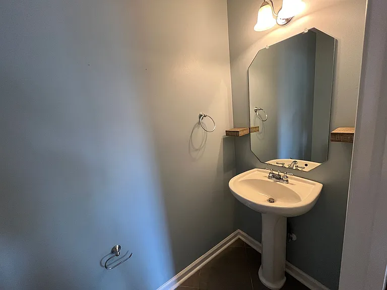 696 Wyndhurst Dr — Photo 15