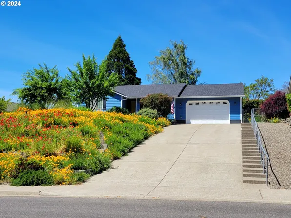 570 SE Parkway Dr, Winston, OR 97496