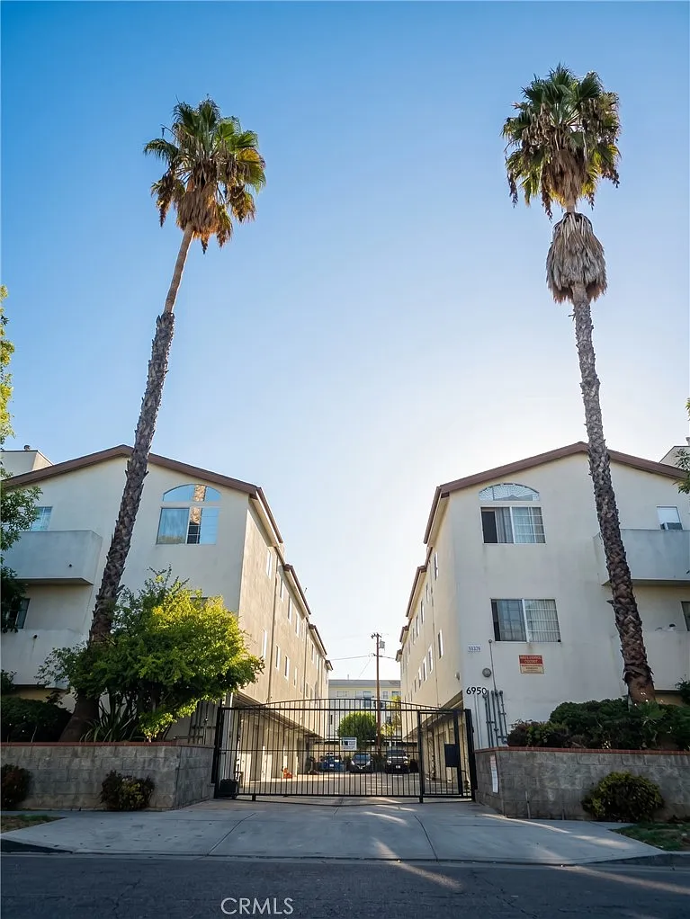 2 bed, 2.5 bath, 1064 sqft, $3,200 — Photo 1