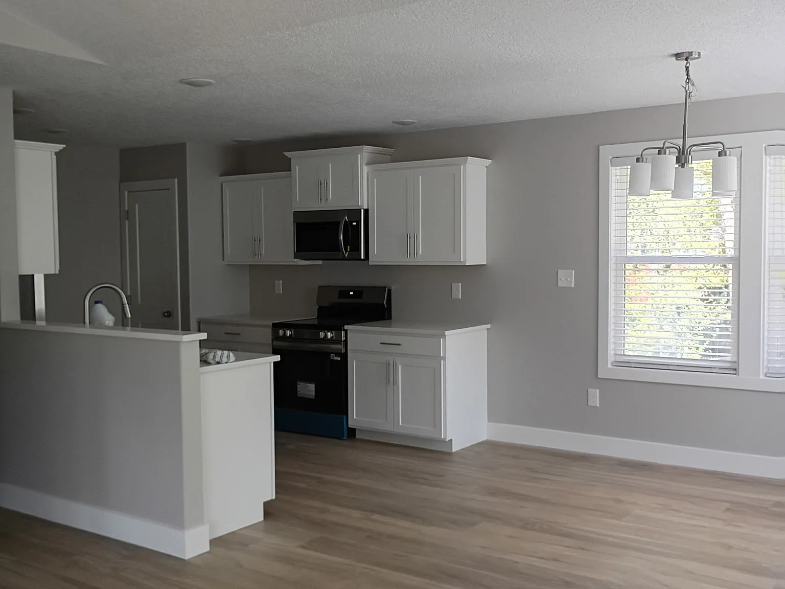 4 bed, 2.5 bath, 2000 sqft, $2,400 — Photo 2