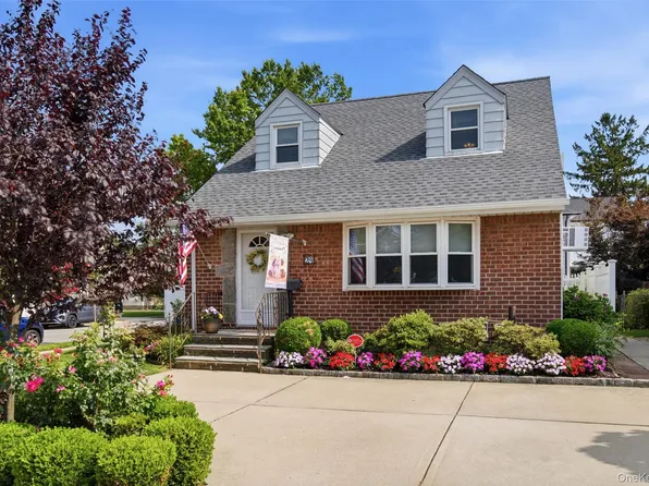 24 Broadmoor Lane, Westbury, NY 11590