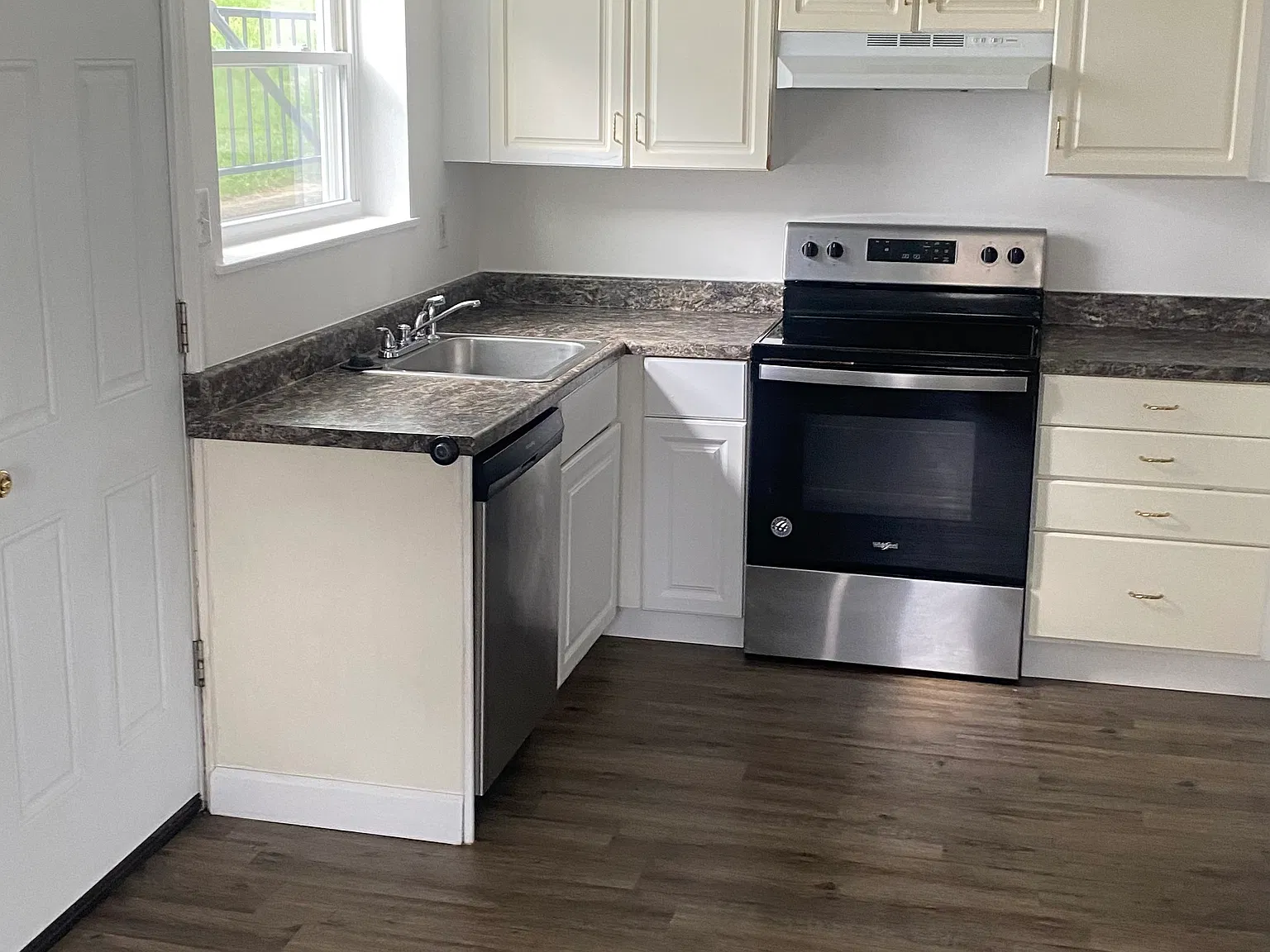 3 bed, $1,050 — Photo 2