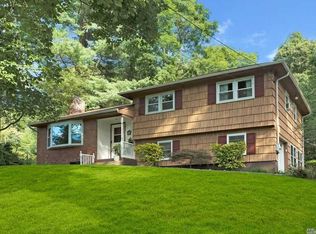 462 Wolf Hill Rd, Dix Hills, NY 11746