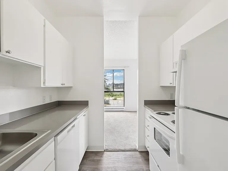 Lakewood Apartments At Lake Merced — Photo 22
