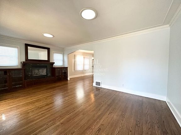 3rd image of 623 S Vine St