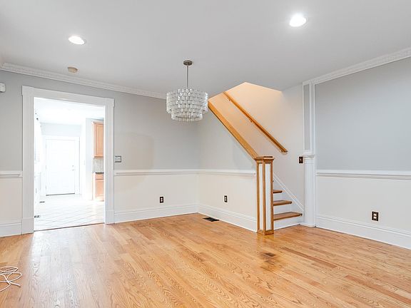 5th image of 3015 E Marshall St