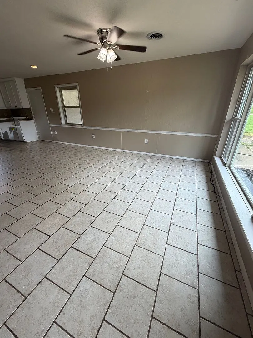 829 Maple Shade — Photo 3