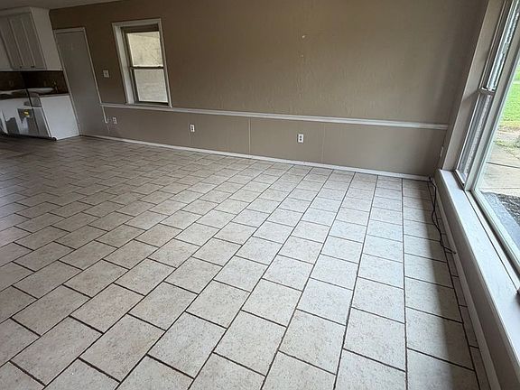 3rd image of 829 Maple Shade Rd