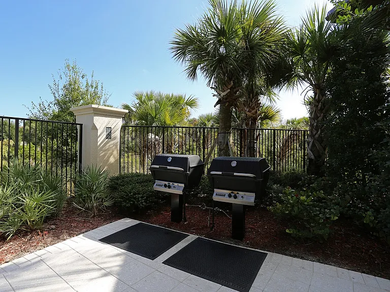 The Hamptons at Palm Beach Gardens Apartments — Photo 41