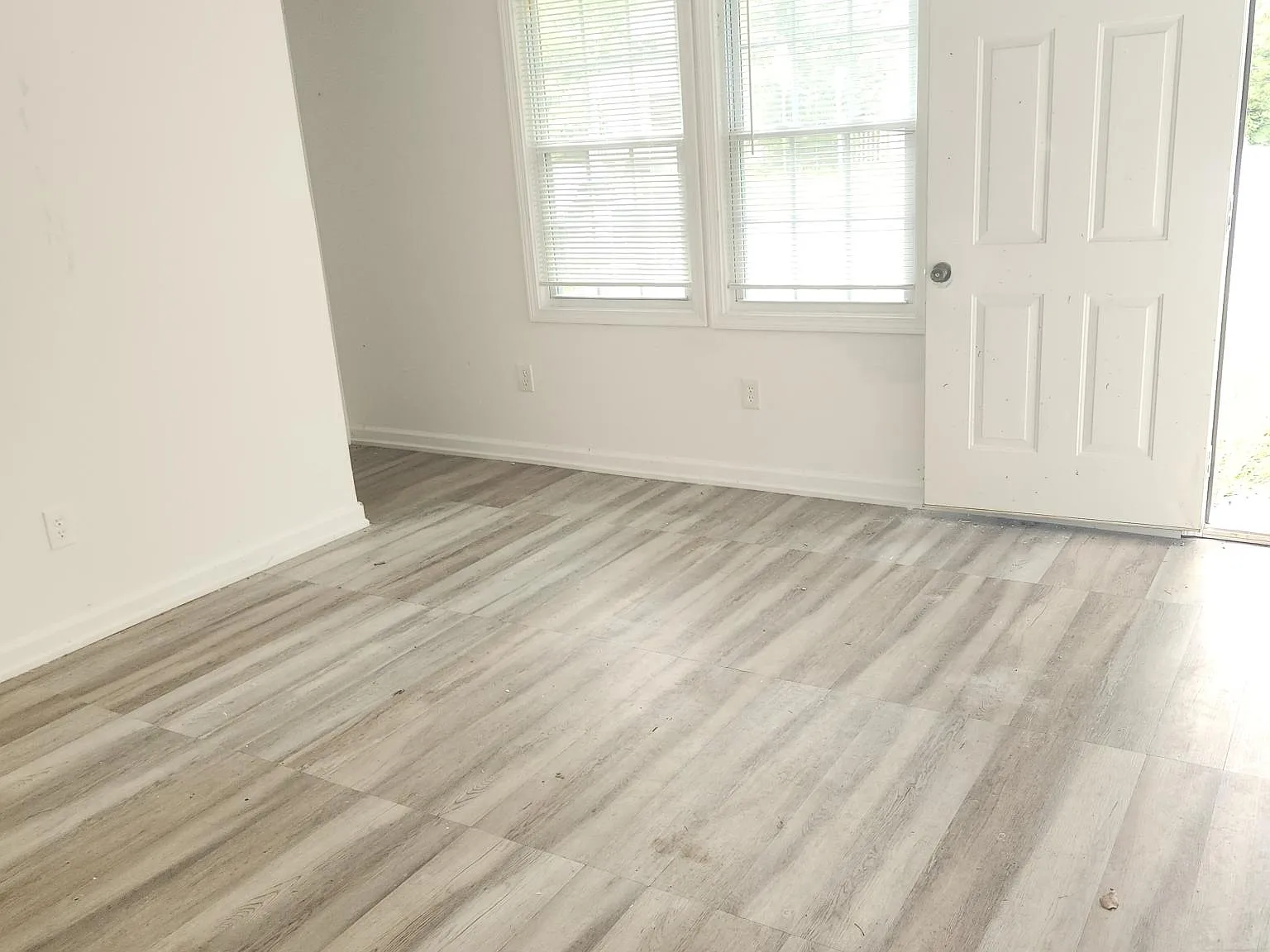 347 Grant Ave — Photo 2