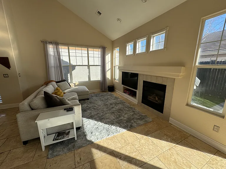 1237 Tule Dr — Photo 3