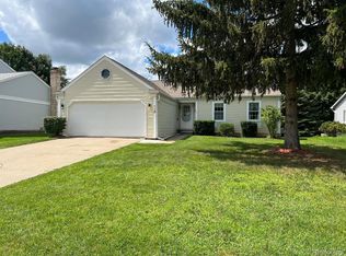 118 Dalton Dr, Rochester Hills, MI 48307