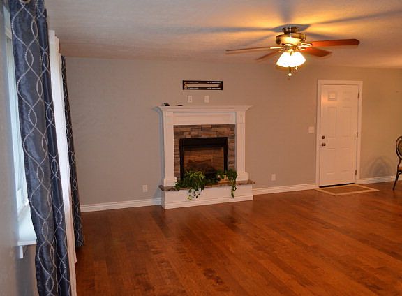 5th image of 585 S Amy Ln