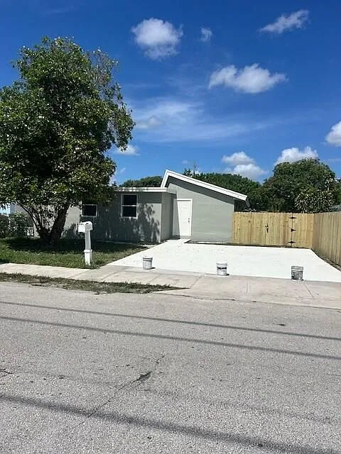 4 bed, 2.0 bath, 1370 sqft, $2,900 — Photo 1