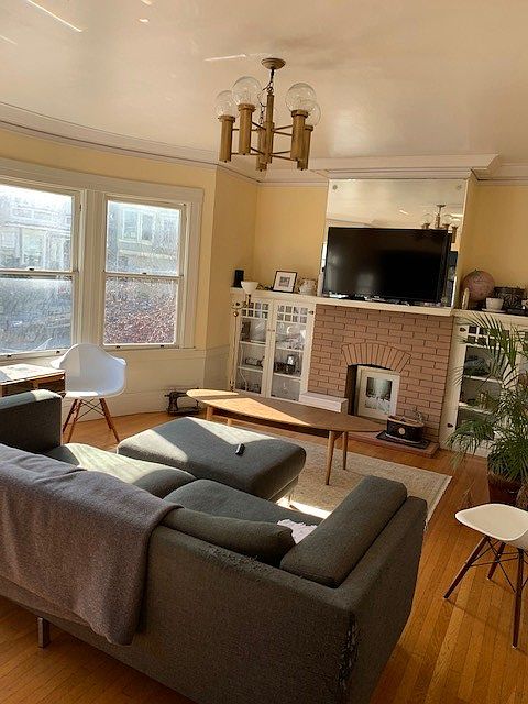 livingroom facing the street