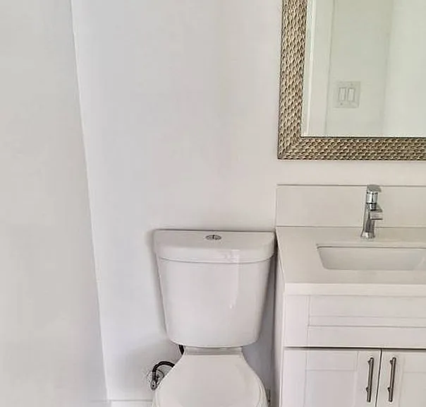 Move In Special $153 Dollars Off For The 1st 3 Months. Remodeled 3 Bedroom 1.5 Bath 2nd Floor Unit. — Photo 13